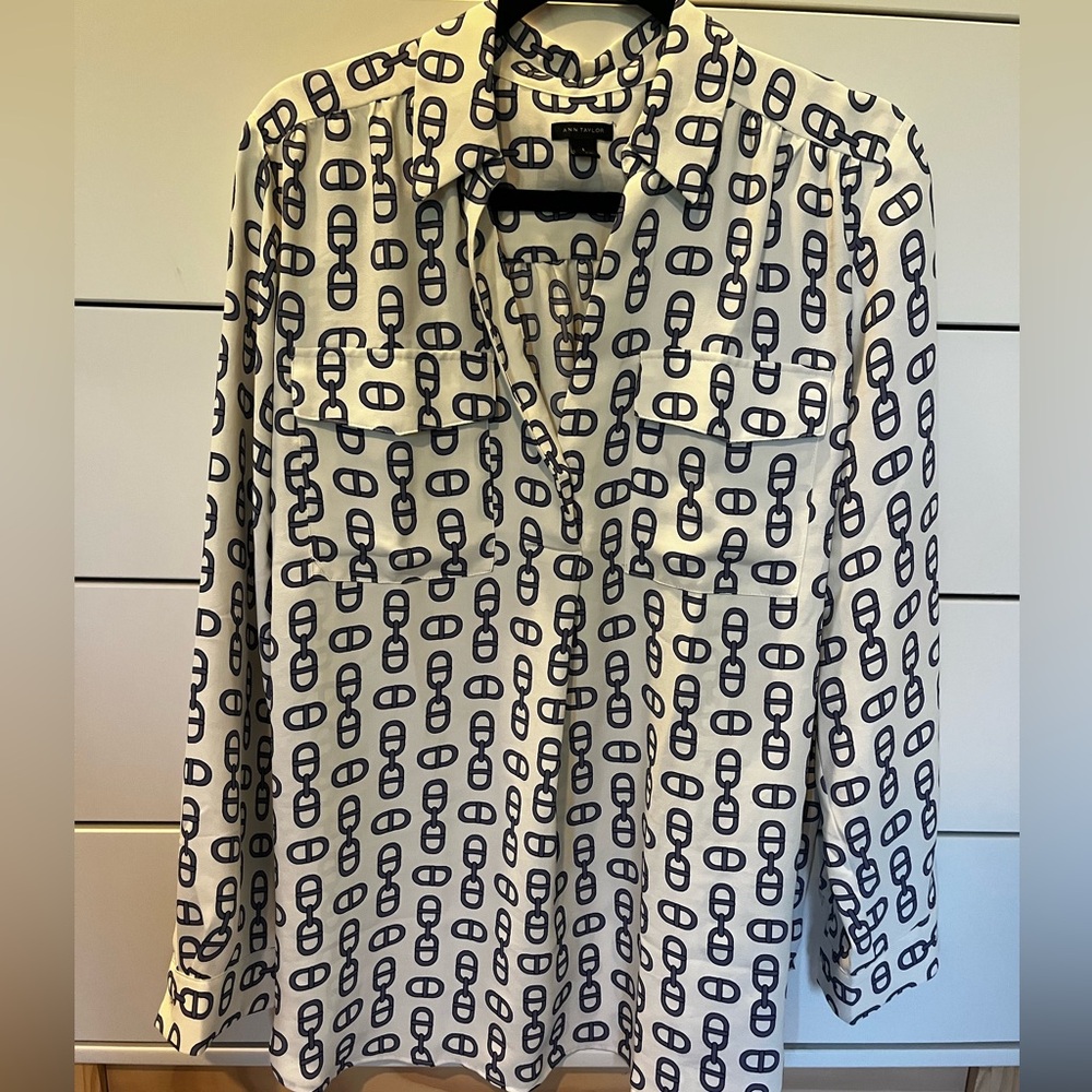 Ann Taylor black and White Patterned blouse